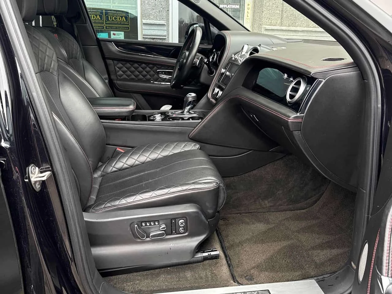 Bentley Bentayga W12 * ДИСТРОНИК* NAIM* МАСАЖИ* ОБДУХВАНЕ*  , снимка 15 - Автомобили и джипове - 53734503