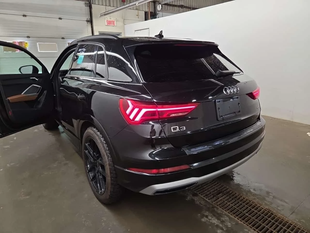 Audi Q3 * KOMFORT * CARFAX * БЕЗ ПЪРВОНАЧАЛНА ВНОСКА, снимка 4 - Автомобили и джипове - 54614965