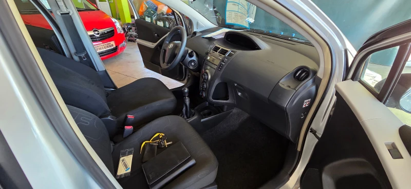 Toyota Yaris 1.3 безн-6-скорости, снимка 8 - Автомобили и джипове - 52176538