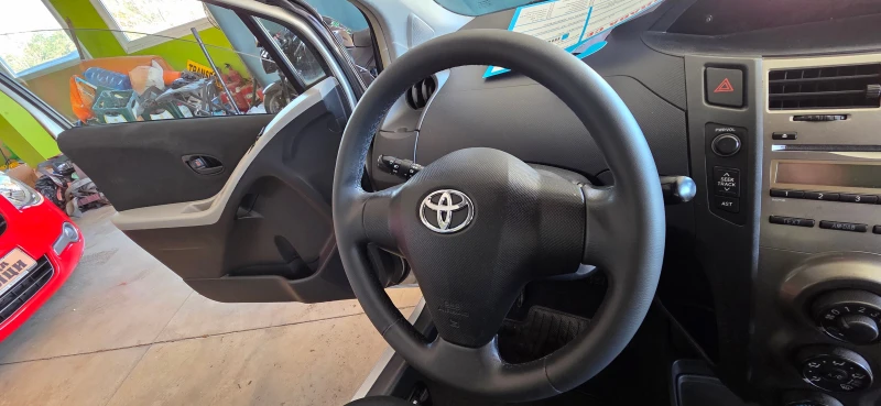 Toyota Yaris 1.3 безн-6-скорости, снимка 9 - Автомобили и джипове - 52176538