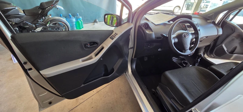 Toyota Yaris 1.3 безн-6-скорости, снимка 10 - Автомобили и джипове - 52176538