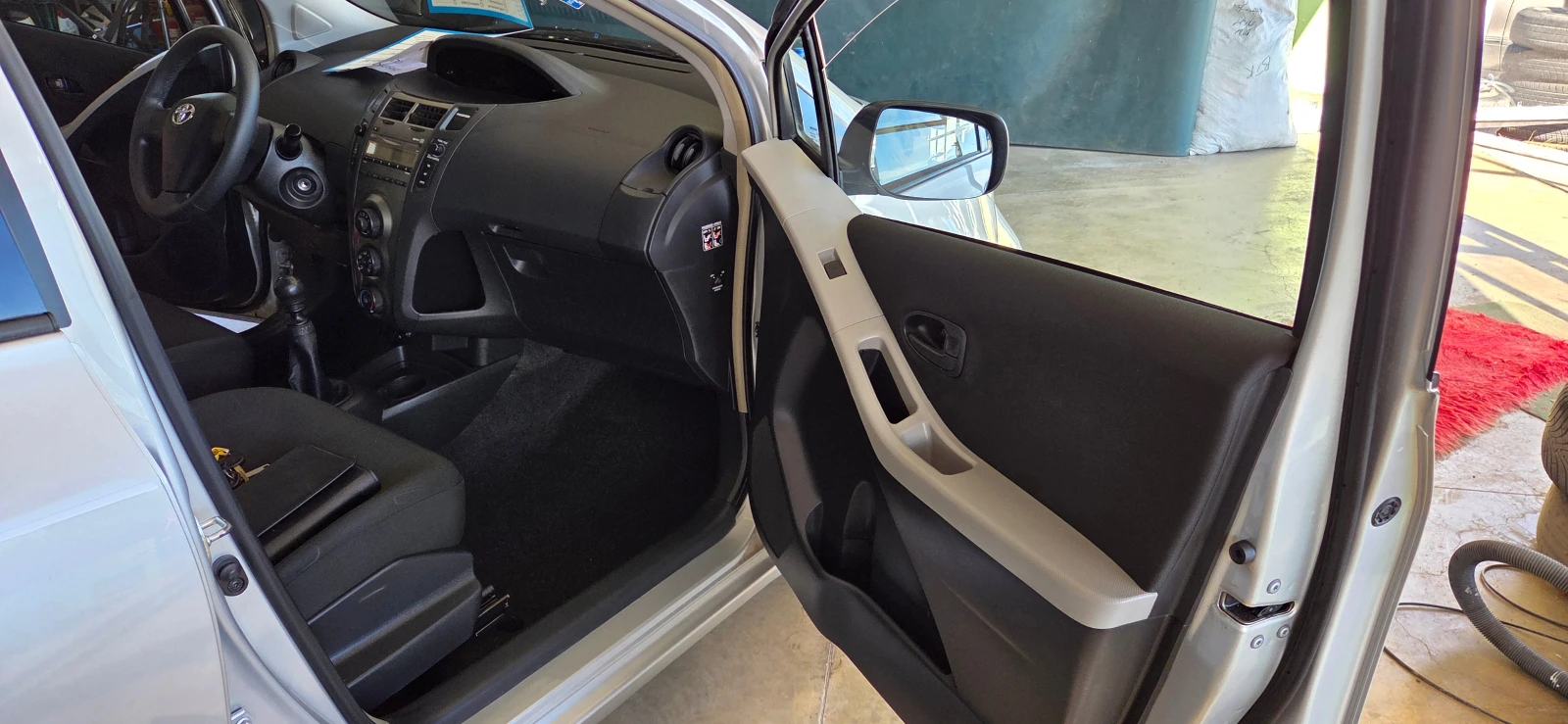 Toyota Yaris 1.3 безн-6-скорости - изображение 7