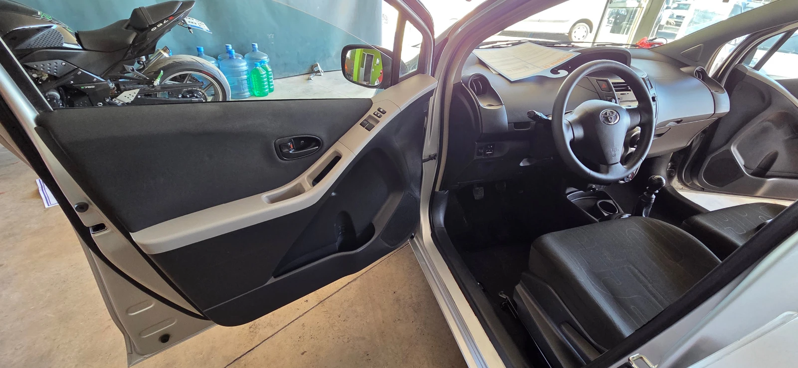 Toyota Yaris 1.3 безн-6-скорости - изображение 10