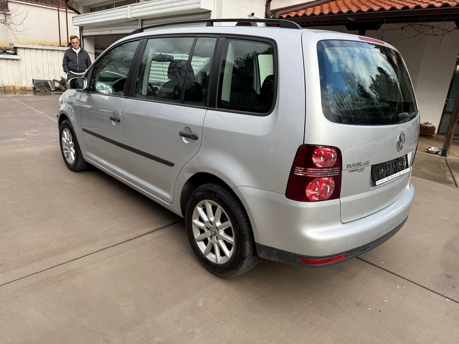 VW Touran 1.6i* 7-местен*  - изображение 2