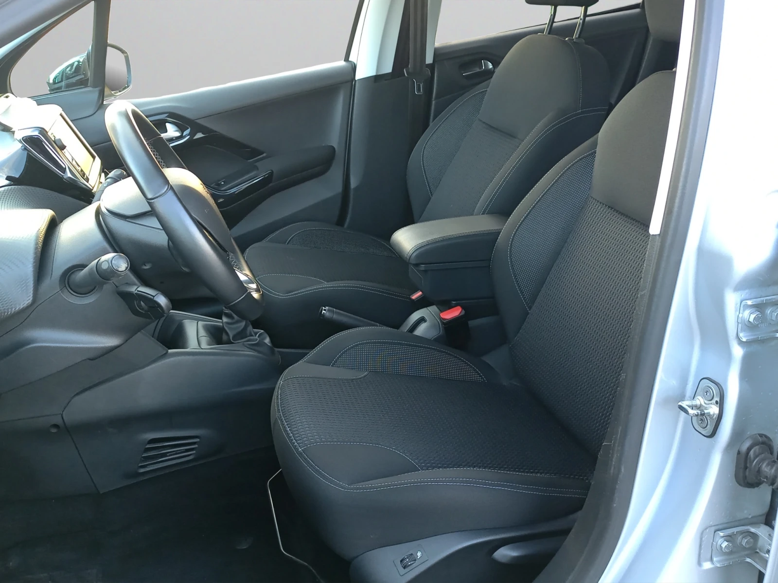 Peugeot 208 5P ALLURE 1.2 e-THP 110 BVM6 S&S EURO 6.2 - изображение 10