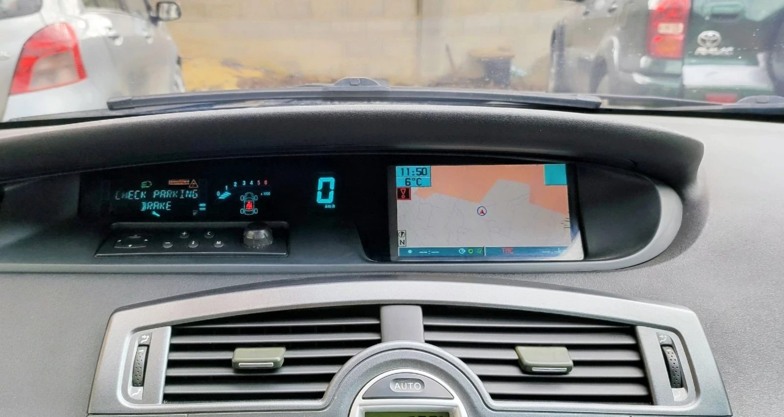 Renault Scenic 1.9 dci, снимка 13 - Автомобили и джипове - 53781148