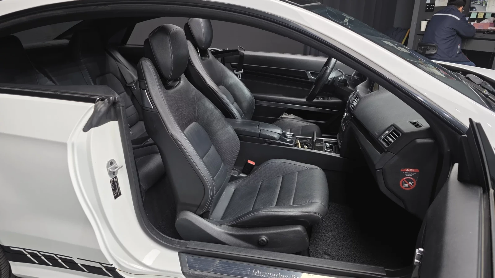 Mercedes-Benz E 200 FACELIFT* BLCK OPTIC* Pirelli P Zero* КРАЙНА ЦЕНА, снимка 11 - Автомобили и джипове - 54080866