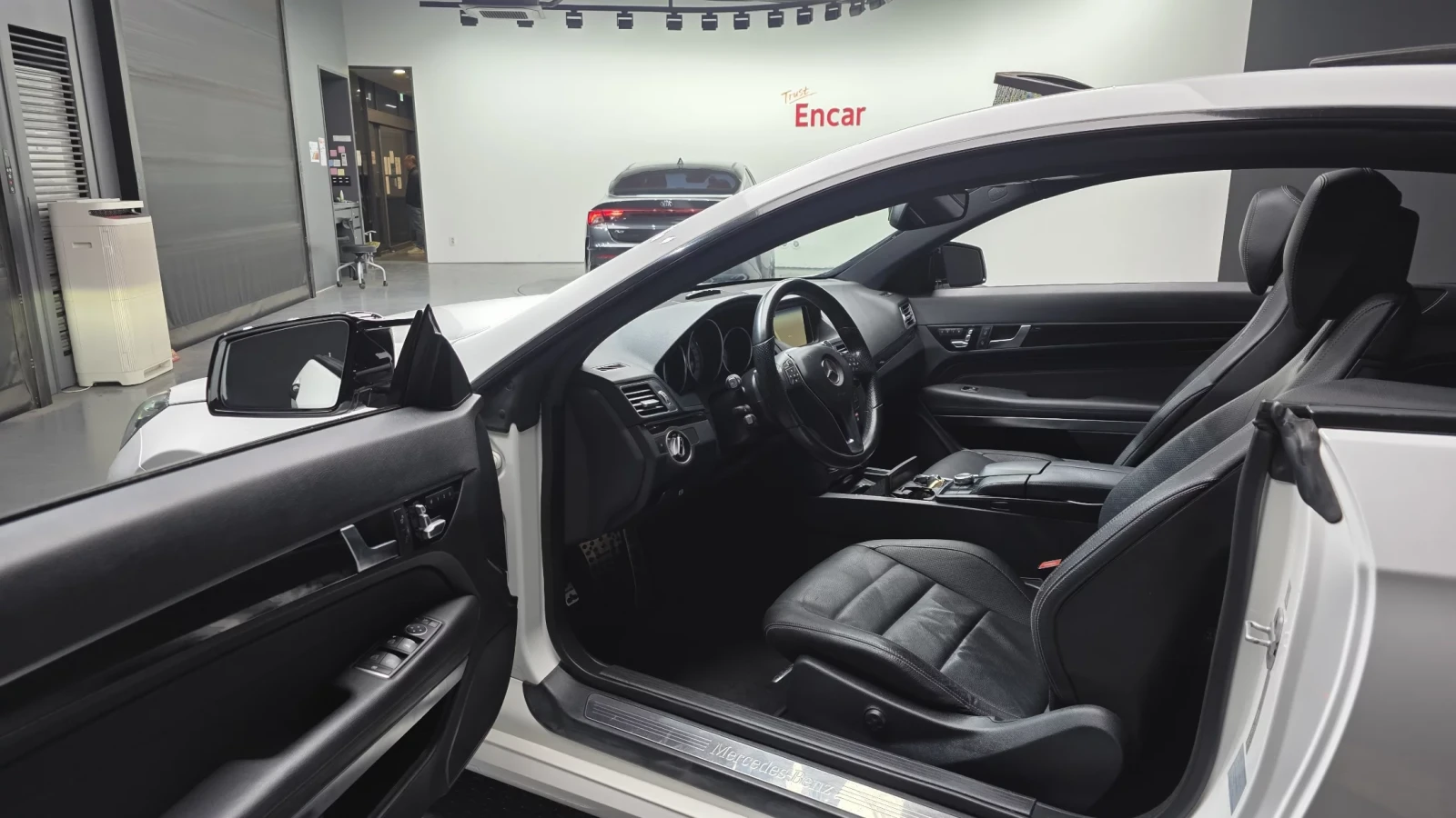 Mercedes-Benz E 200 FACELIFT* BLCK OPTIC* Pirelli P Zero* КРАЙНА ЦЕНА, снимка 10 - Автомобили и джипове - 54080866