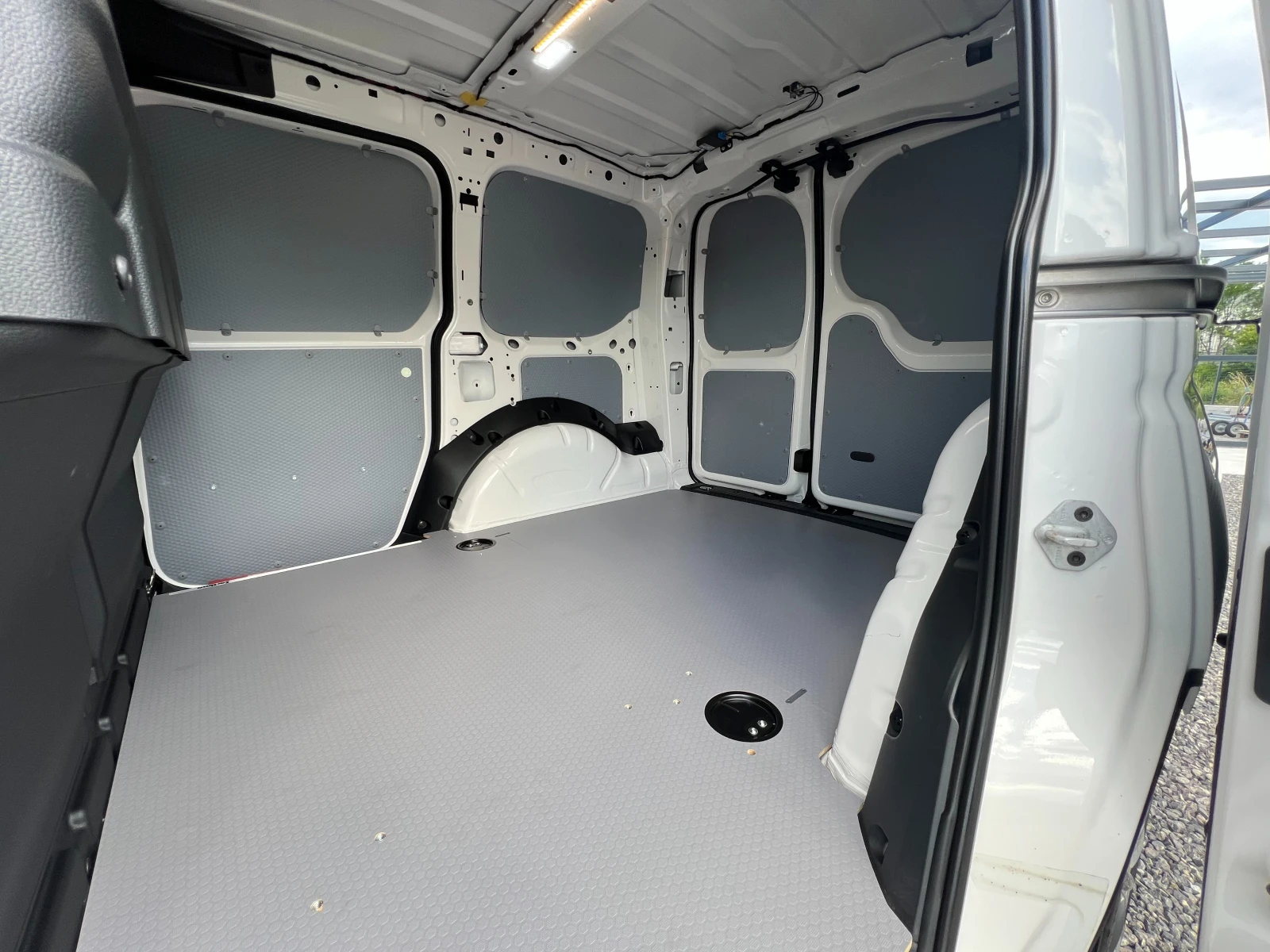 VW Caddy 2.0TDI 166939км./ДВЕ СТРАНИЧНИ ВРАТИ/, снимка 9 - Автомобили и джипове - 54916029