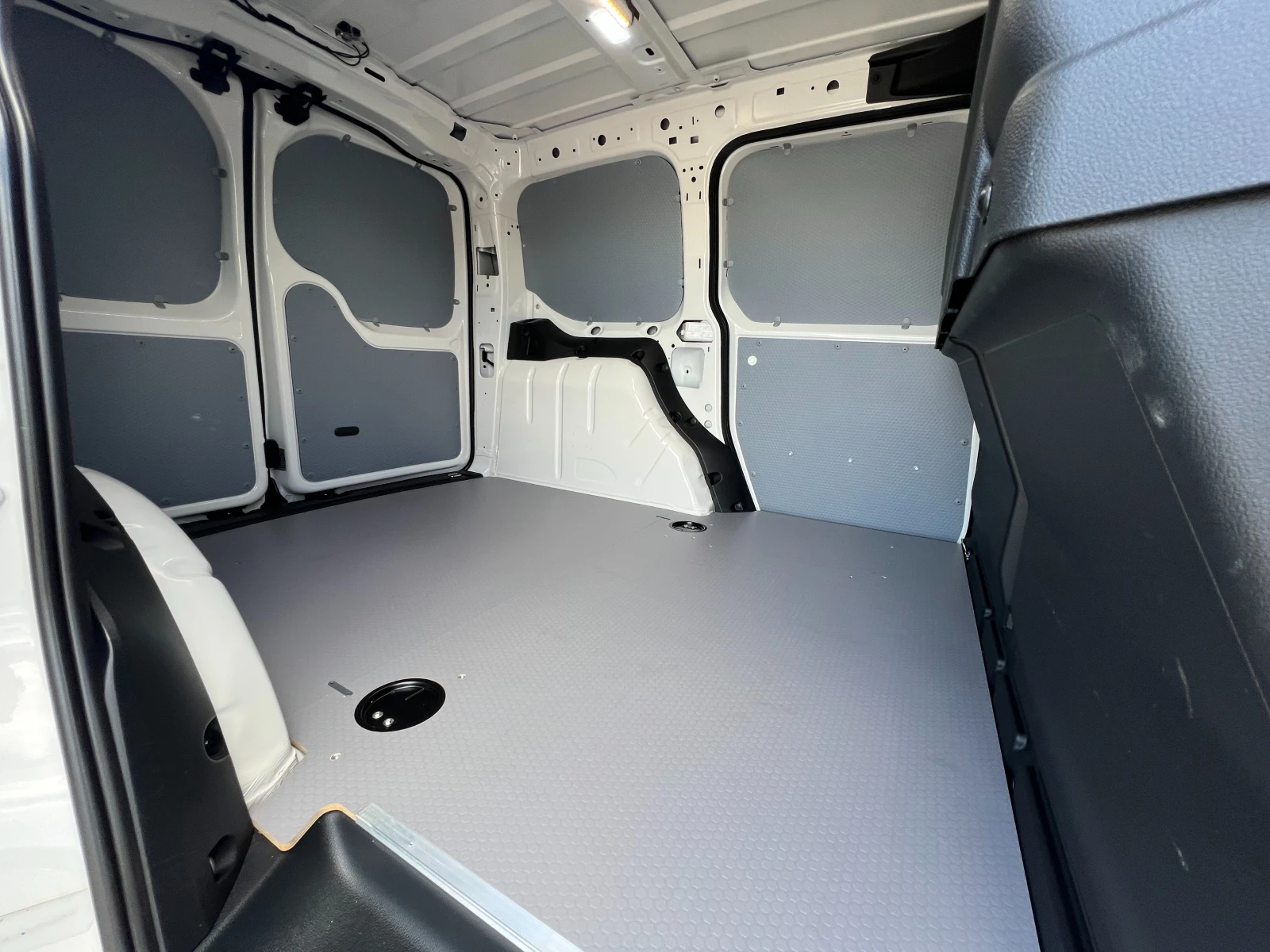 VW Caddy 2.0TDI 166939км./ДВЕ СТРАНИЧНИ ВРАТИ/, снимка 12 - Автомобили и джипове - 54916029