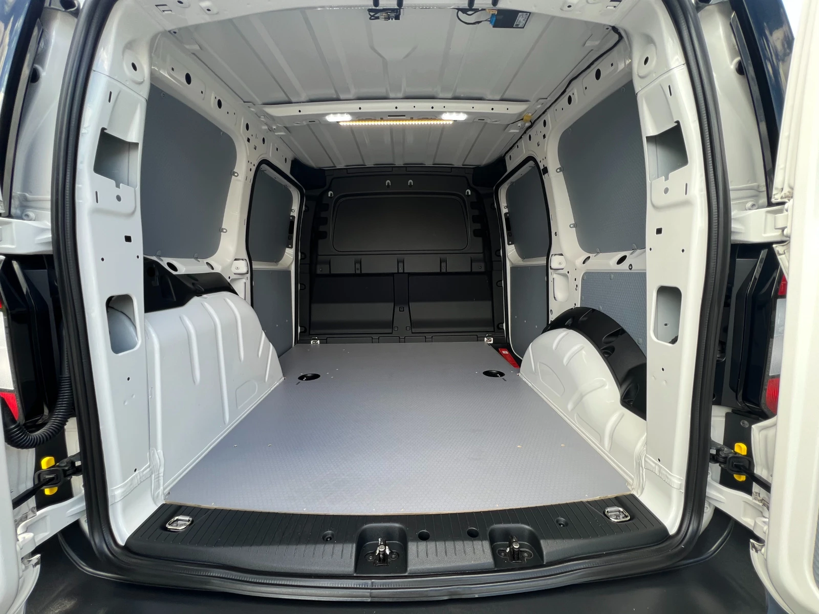 VW Caddy 2.0TDI 166939км./ДВЕ СТРАНИЧНИ ВРАТИ/, снимка 11 - Автомобили и джипове - 54916029
