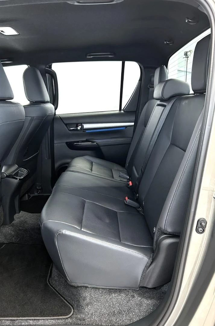 Toyota Hilux 2.8 D-4D/MILD HYBRID/INVINCIBLE/DOUBLE CAB/JBL/360, снимка 16 - Автомобили и джипове - 53557771