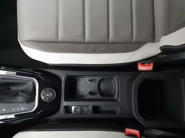 VW T-Roc 2.0TDI/R-DESIGN/150HP/4X4/PANO/LED/CAM/KLESS/604z, снимка 12 - Автомобили и джипове - 55280983