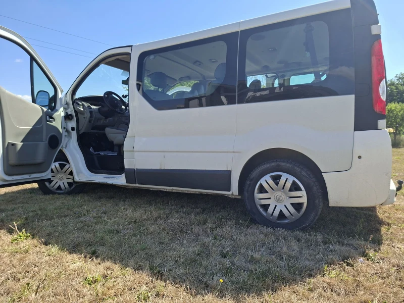 Opel Vivaro, снимка 12 - Бусове и автобуси - 51468233