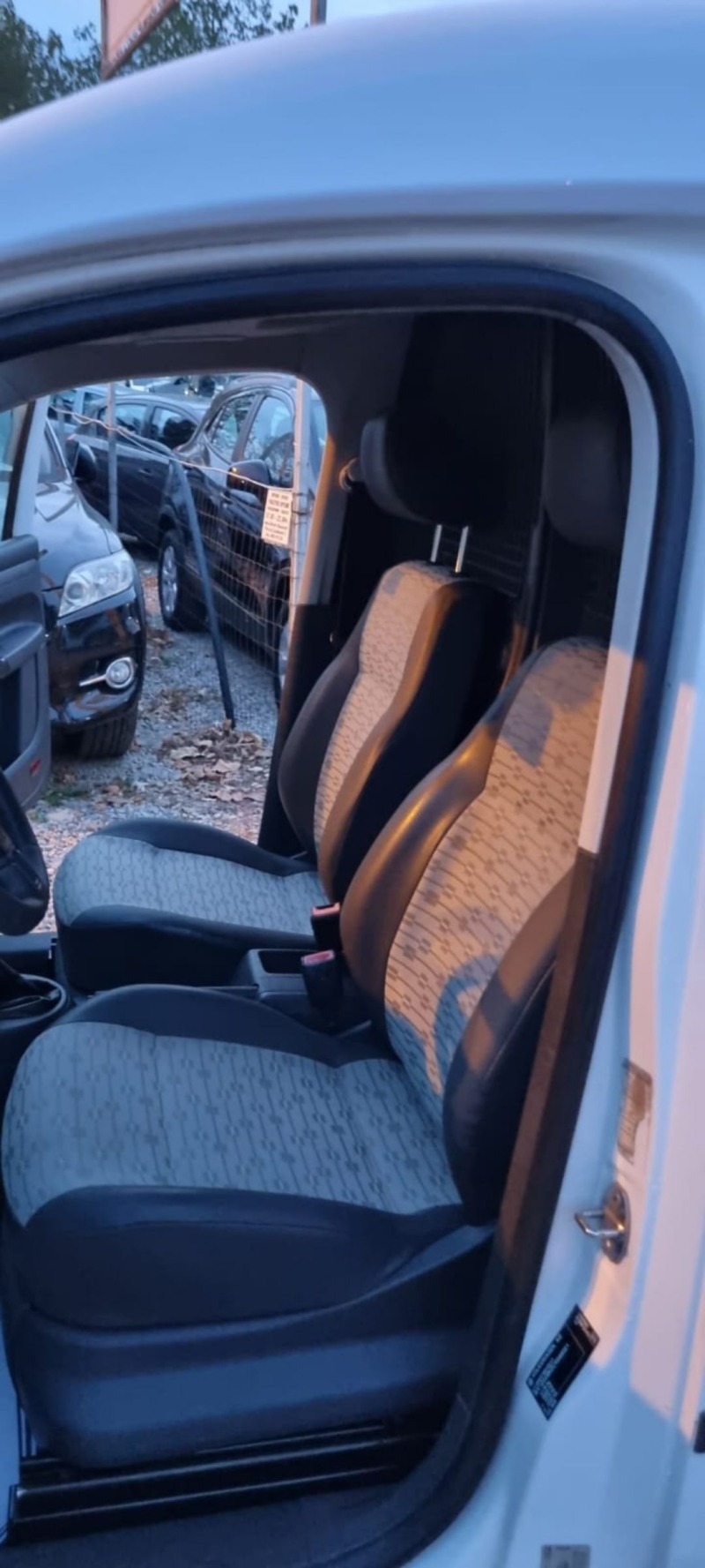 VW Caddy 1.6tdi+klima, снимка 6 - Автомобили и джипове - 42841577