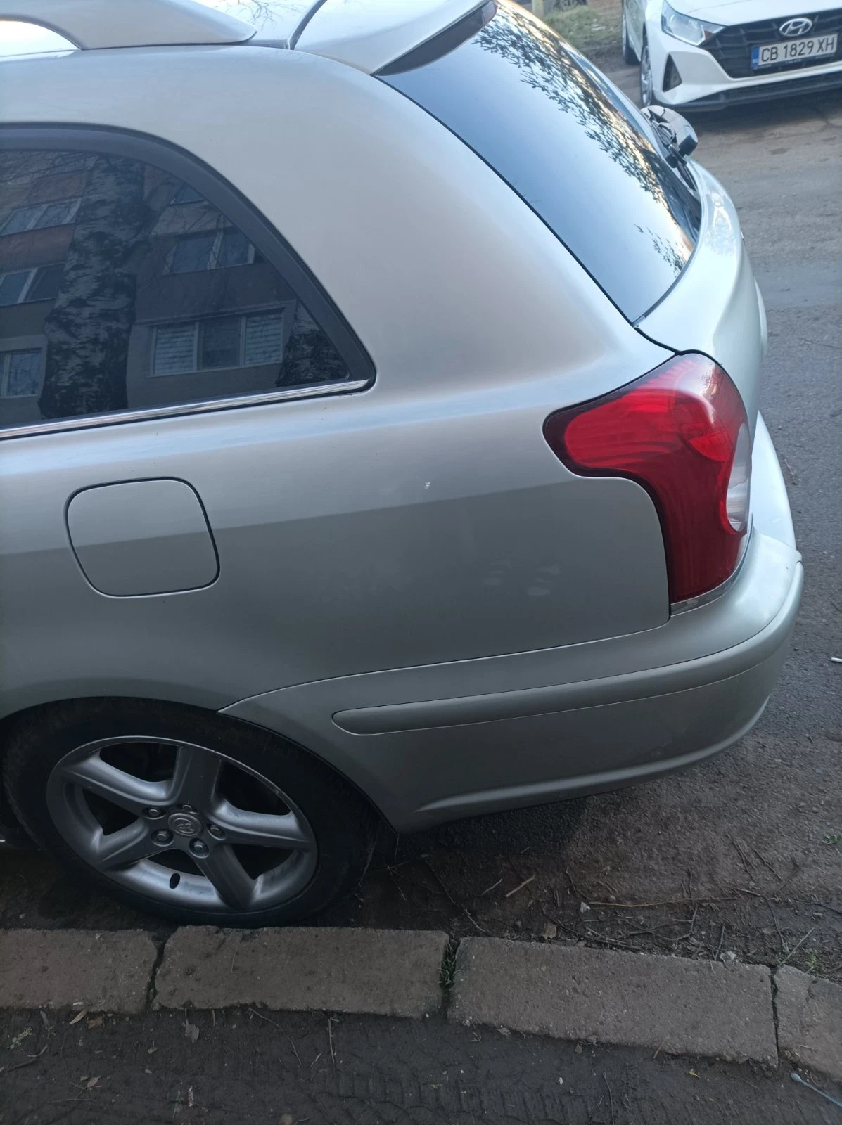 Toyota Avensis 2'2D4D - изображение 4