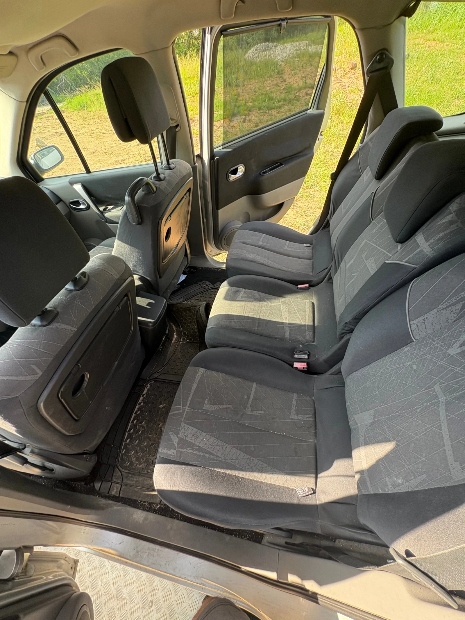 Renault Scenic 1.9 dci, снимка 4 - Автомобили и джипове - 55005261