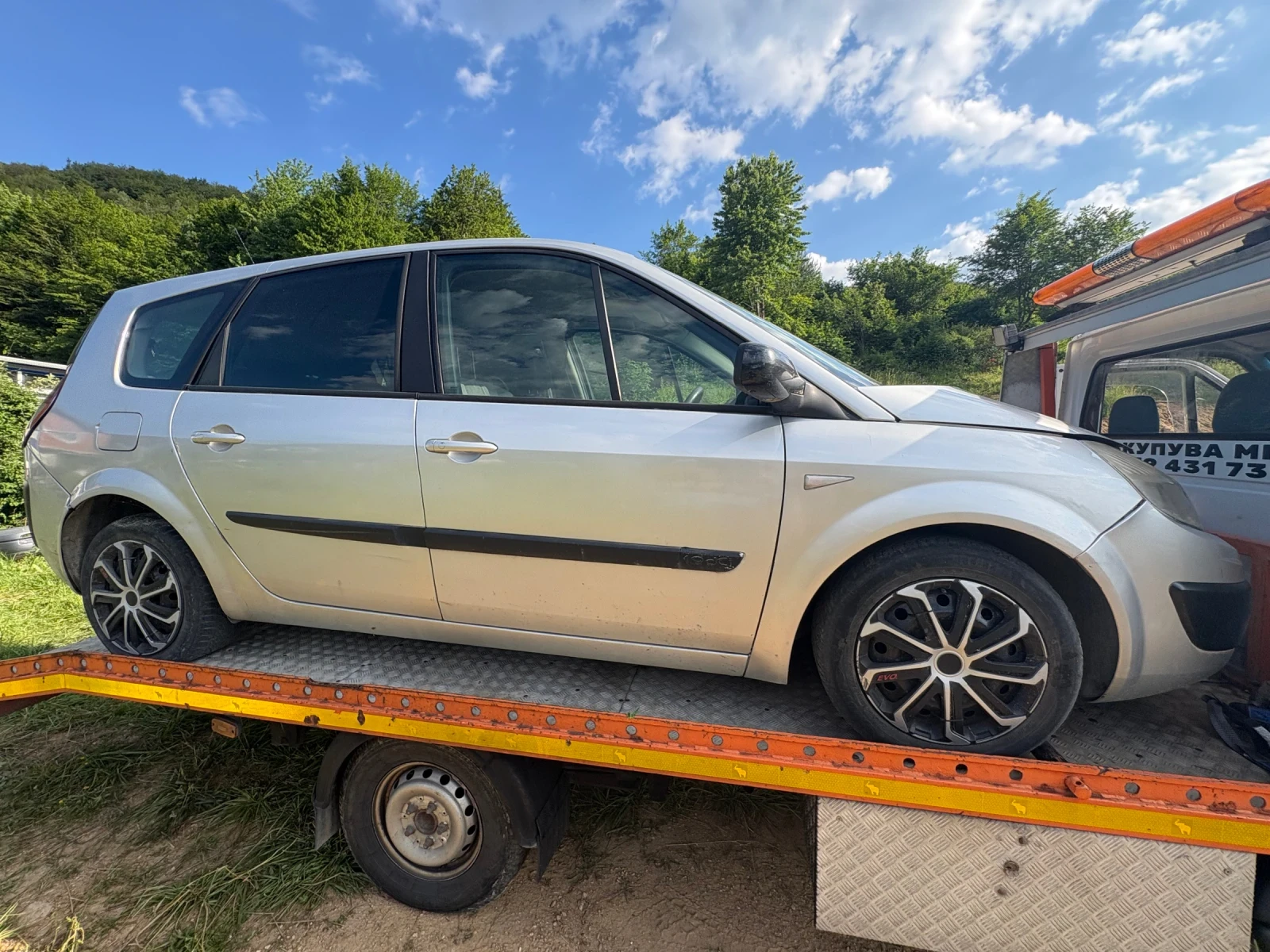 Renault Scenic 1.9 dci, снимка 3 - Автомобили и джипове - 55005261