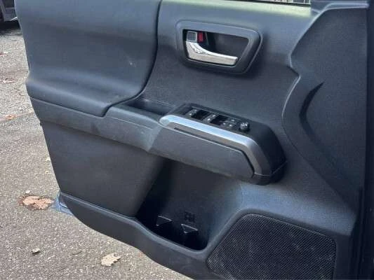 Toyota Tacoma * SR5 * CARFAX * БЕЗ ПЪРВОНАЧАЛНА ВНОСКА, снимка 11 - Автомобили и джипове - 53088408