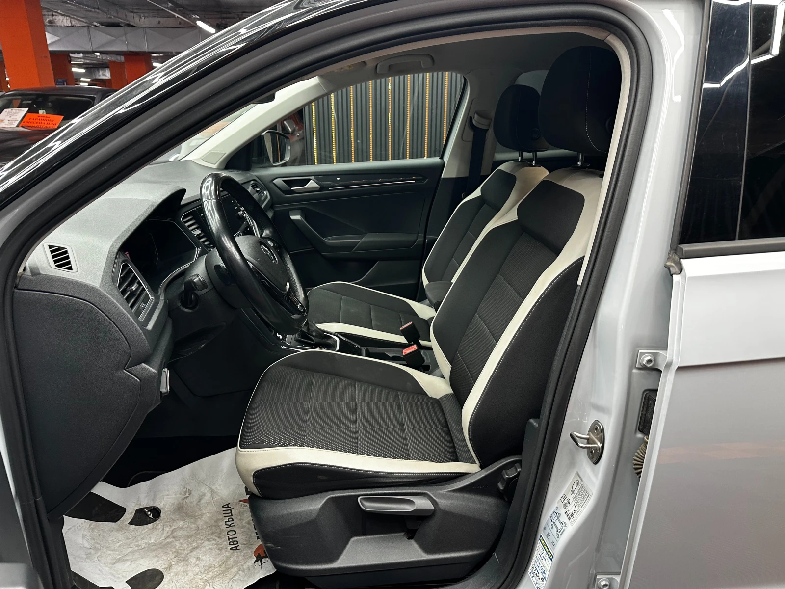 VW T-Roc 2.0tdi/Автомат/Digital/БАРТЕР/ЛИЗИНГ/КОМЕНТАР, снимка 8 - Автомобили и джипове - 53825522