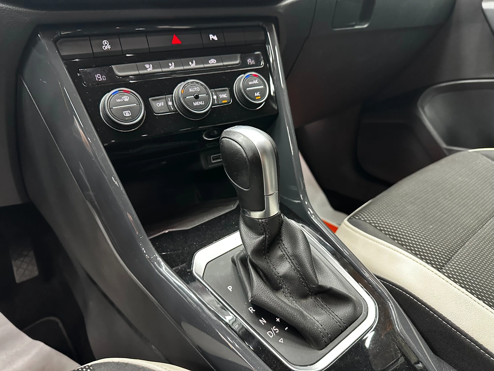 VW T-Roc 2.0tdi/Автомат/Digital/БАРТЕР/ЛИЗИНГ/КОМЕНТАР, снимка 11 - Автомобили и джипове - 53825522