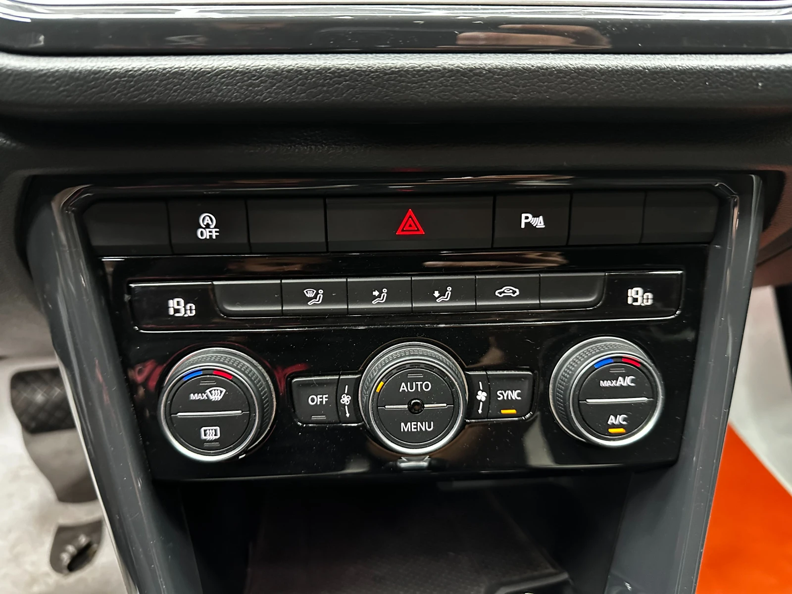 VW T-Roc 2.0tdi/Автомат/Digital/БАРТЕР/ЛИЗИНГ/КОМЕНТАР, снимка 12 - Автомобили и джипове - 53825522
