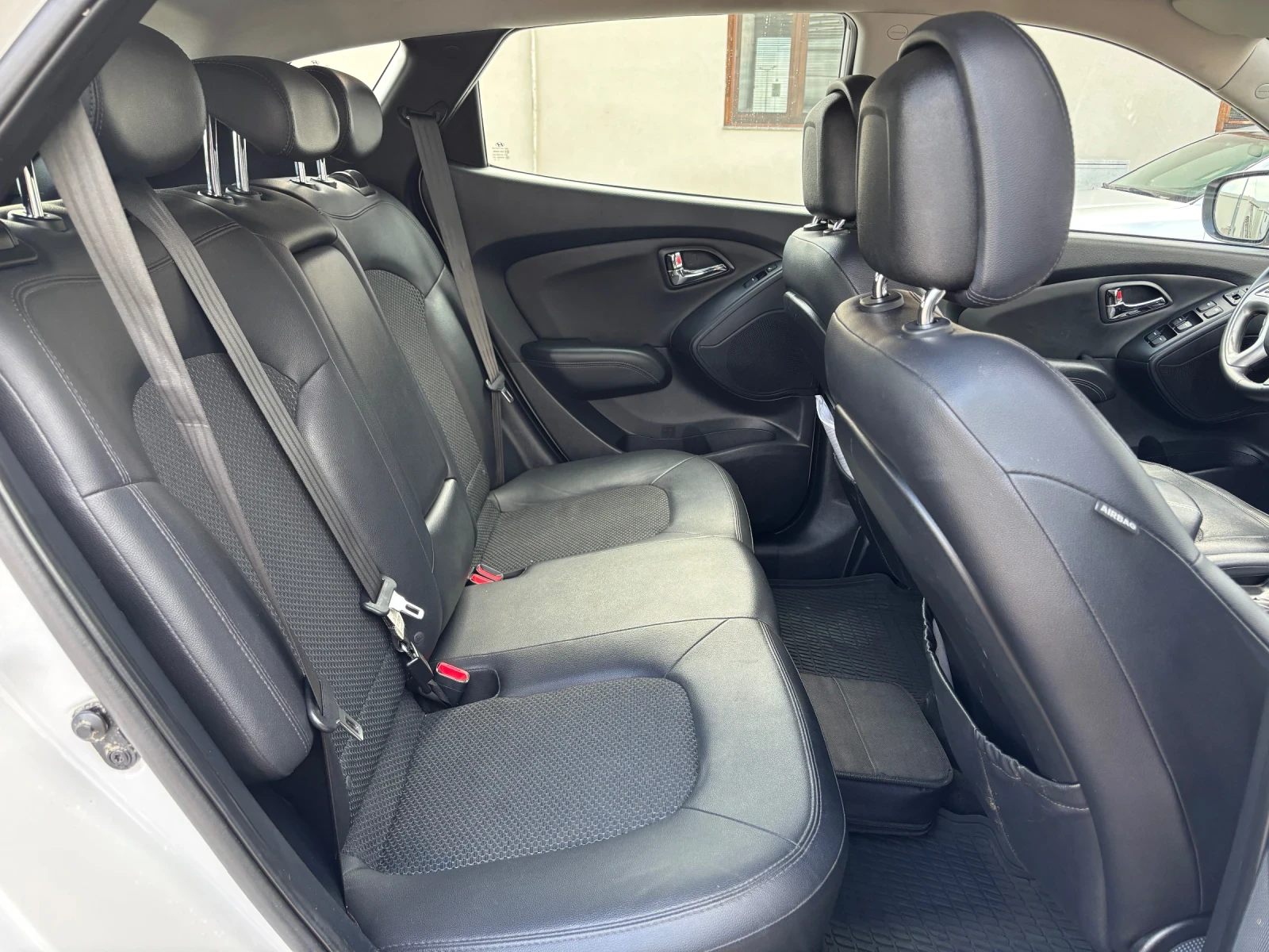 Hyundai IX35 1.7 CRDI ОБЛСУЖЕН РЕГИСТРИРАН, снимка 13 - Автомобили и джипове - 54498450