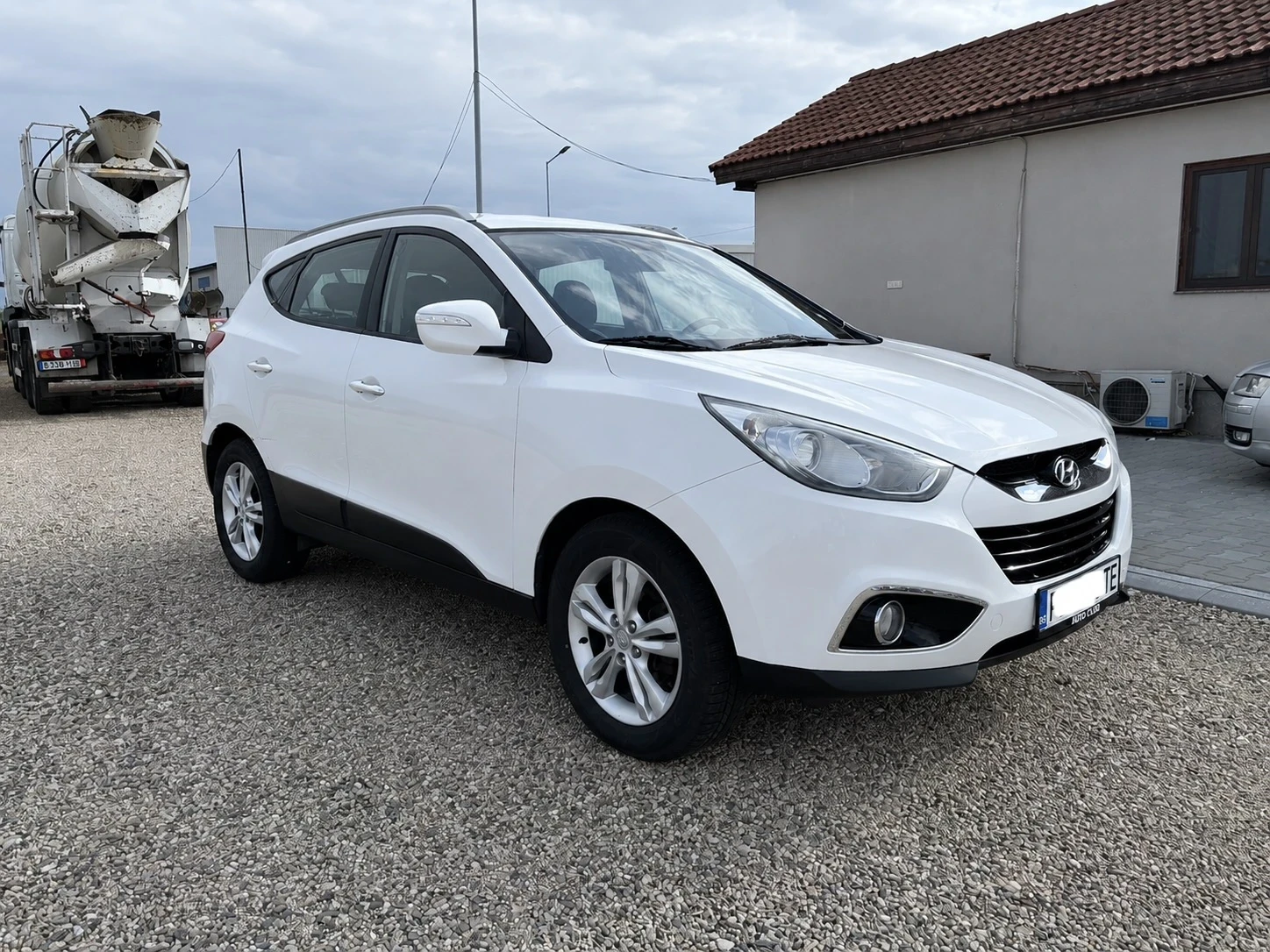 Hyundai IX35 1.7 CRDI ОБЛСУЖЕН РЕГИСТРИРАН, снимка 2 - Автомобили и джипове - 54498450