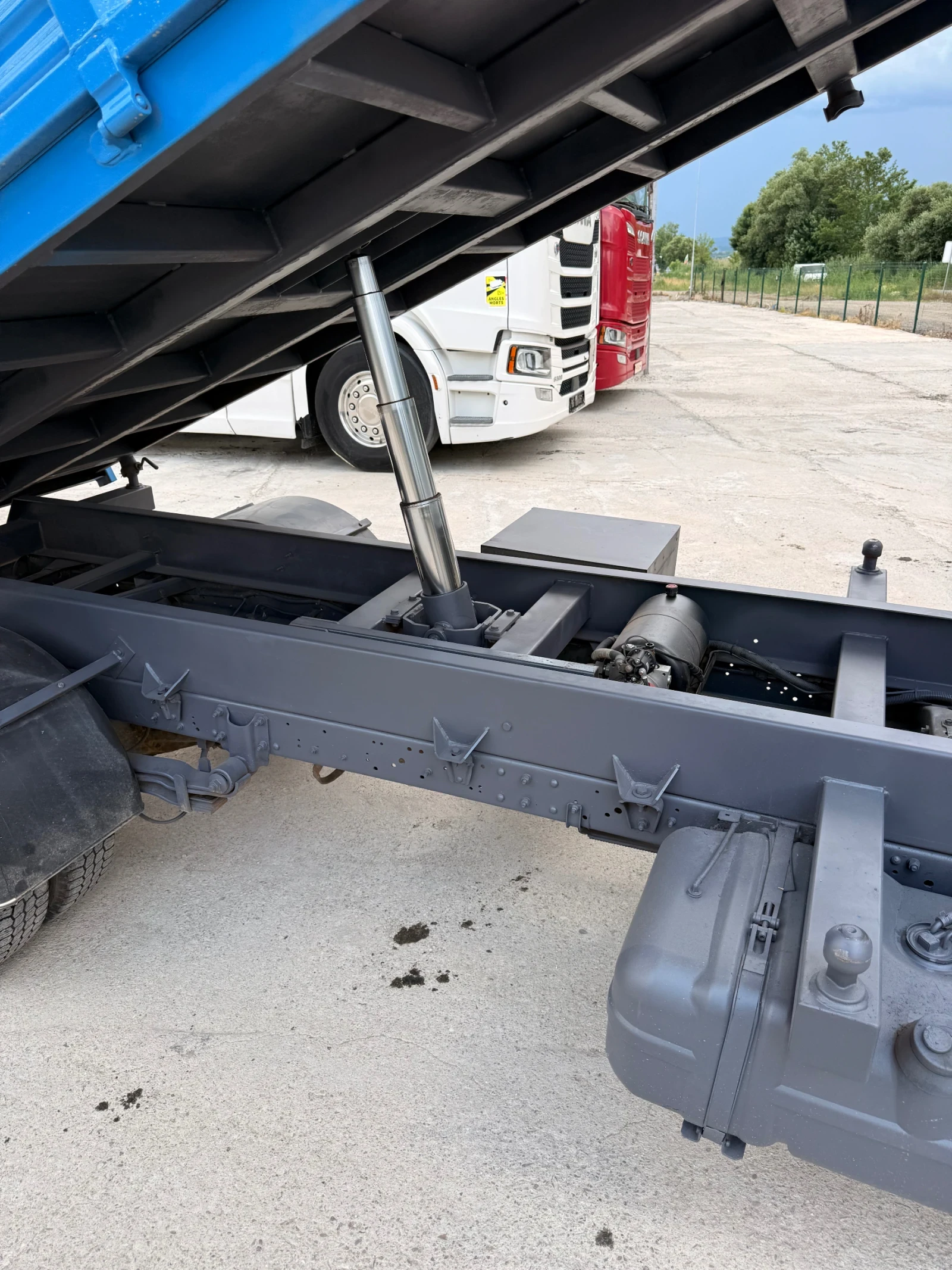 Nissan Kabstar 3500 кг Тристранен самосвал, снимка 5 - Камиони - 54883187