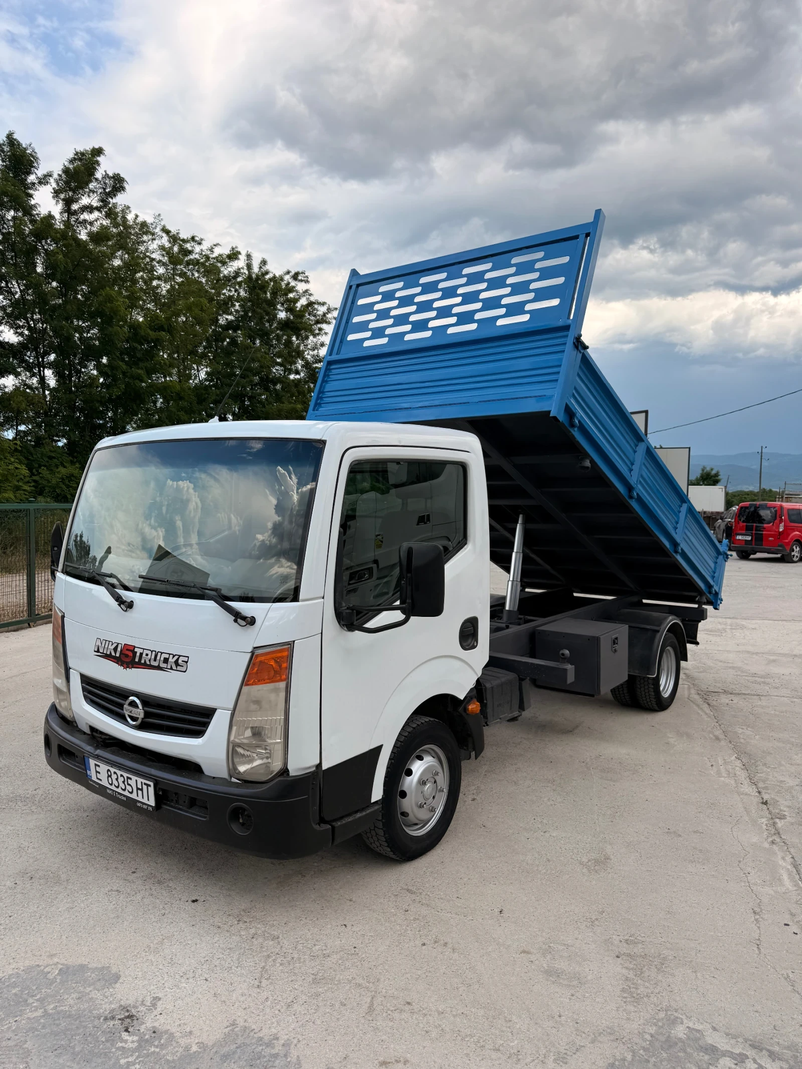 Nissan Kabstar 3500 кг Тристранен самосвал