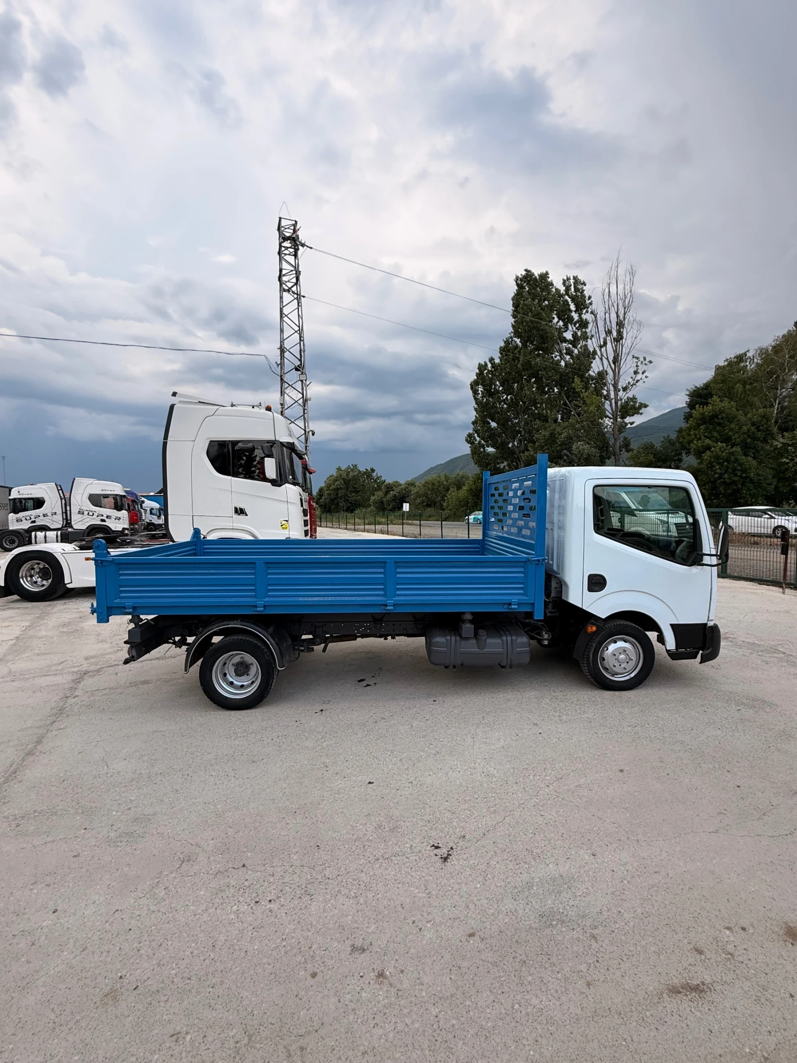 Nissan Kabstar 3500 кг Тристранен самосвал, снимка 10 - Камиони - 54883187