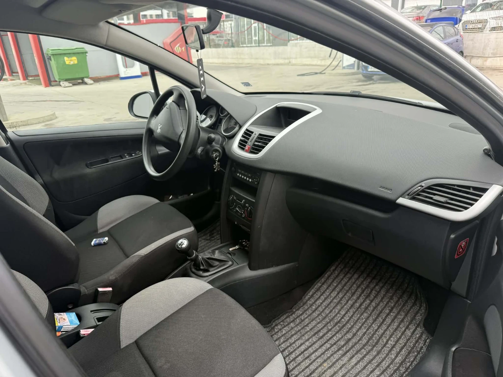 Peugeot 207 1.4 бензин , снимка 4 - Автомобили и джипове - 53863647