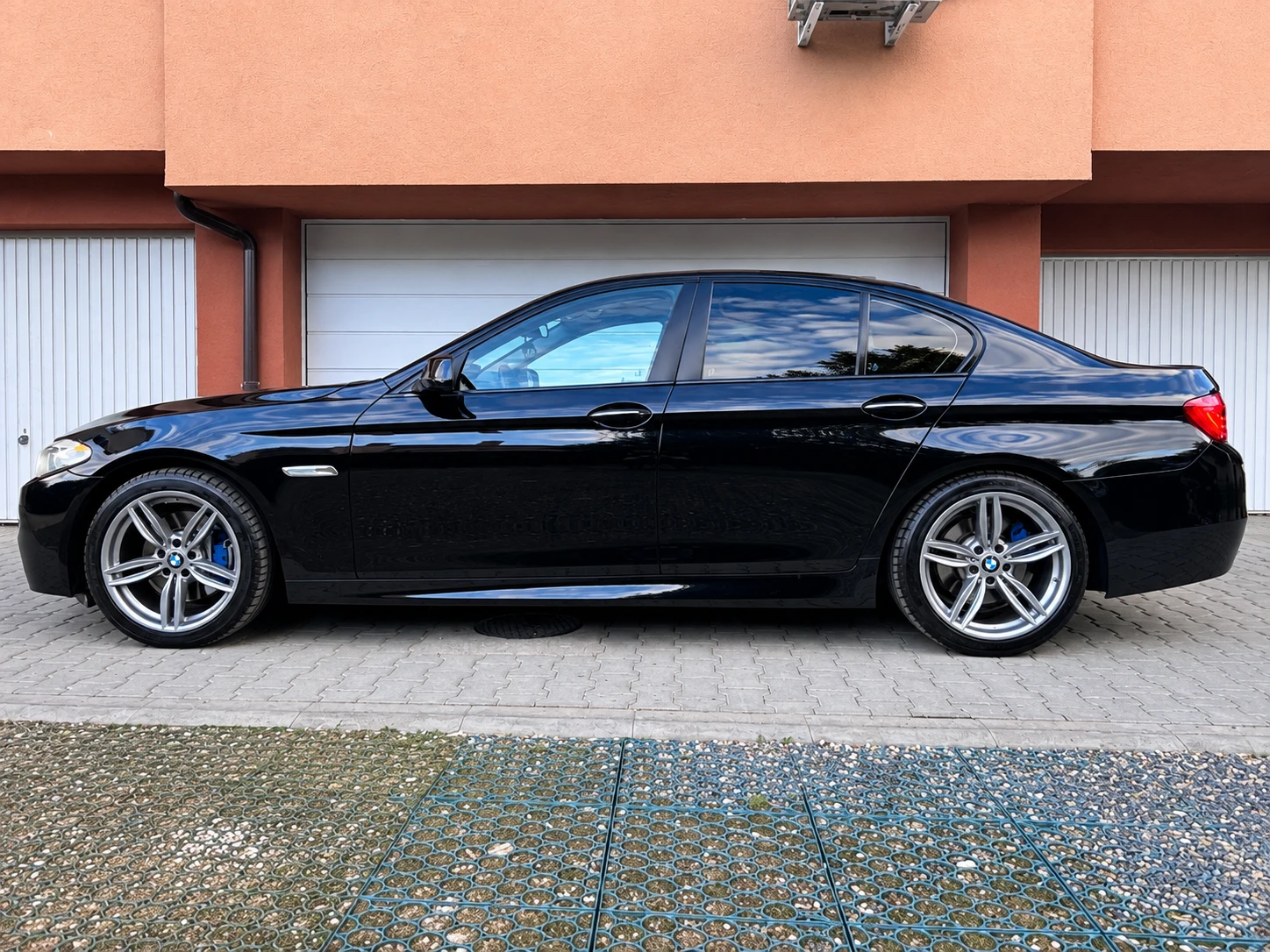 BMW 530 d Distronic* Harman Kardon* Massage* , снимка 3 - Автомобили и джипове - 56087610