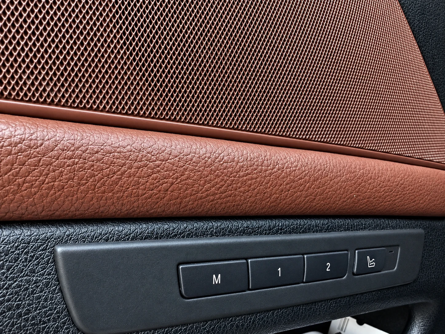 BMW 530 d Distronic* Harman Kardon* Massage* , снимка 16 - Автомобили и джипове - 56087610