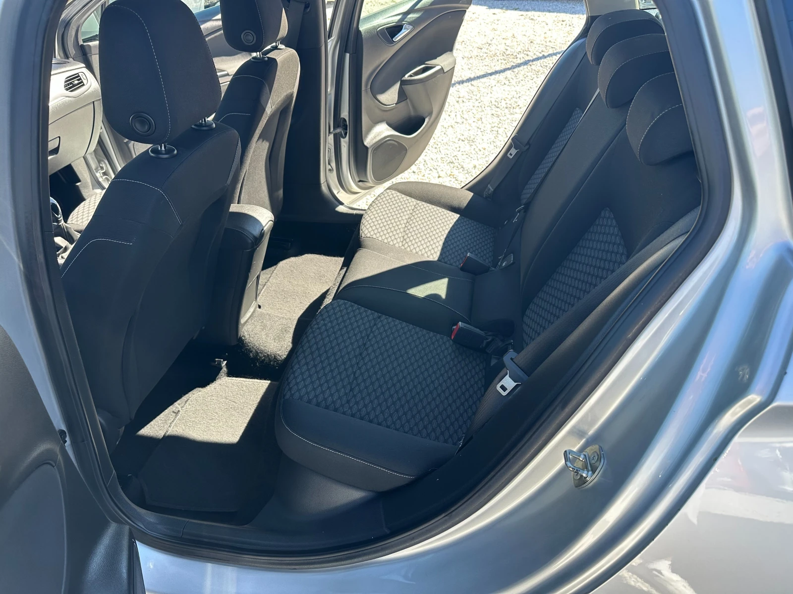 Opel Astra 1.6CDTI* TOP, снимка 11 - Автомобили и джипове - 56358583