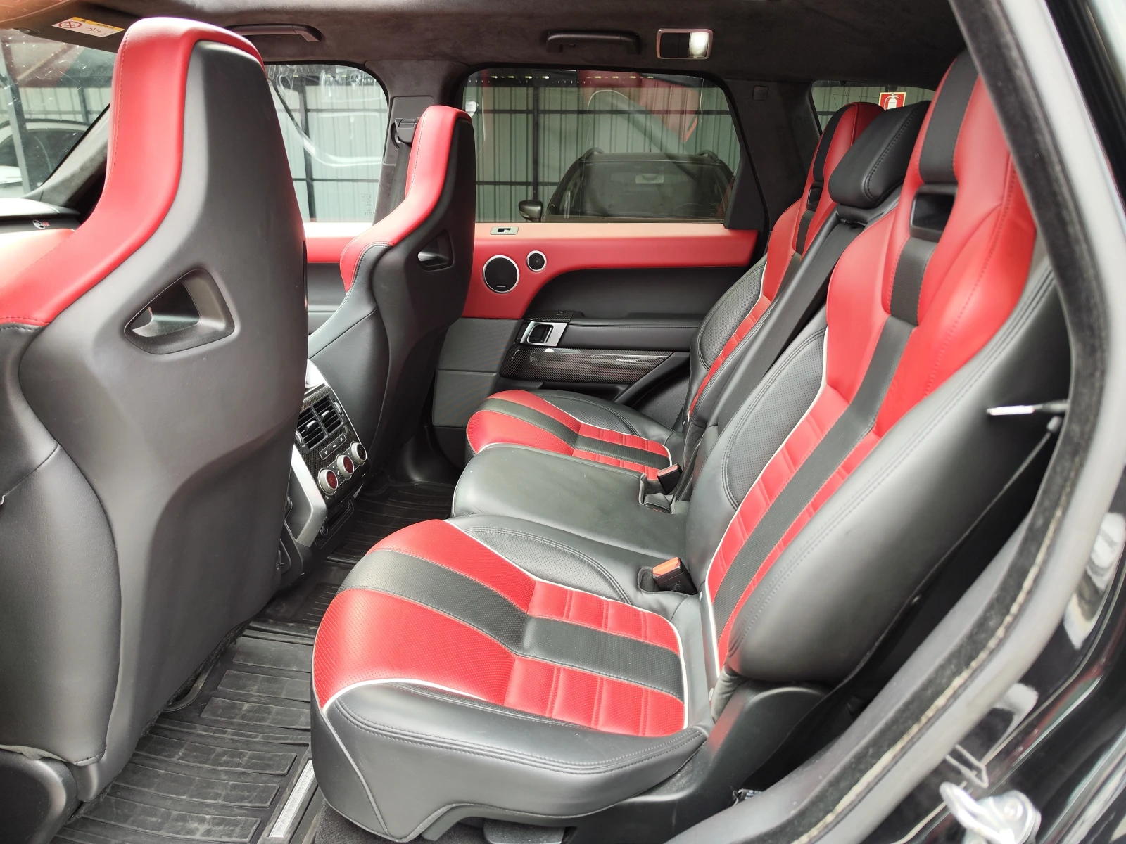 Land Rover Range Rover Sport SVR* CARBON* ALCANTAR* PODGREV* CAMERA* LIZING, снимка 7 - Автомобили и джипове - 54960058