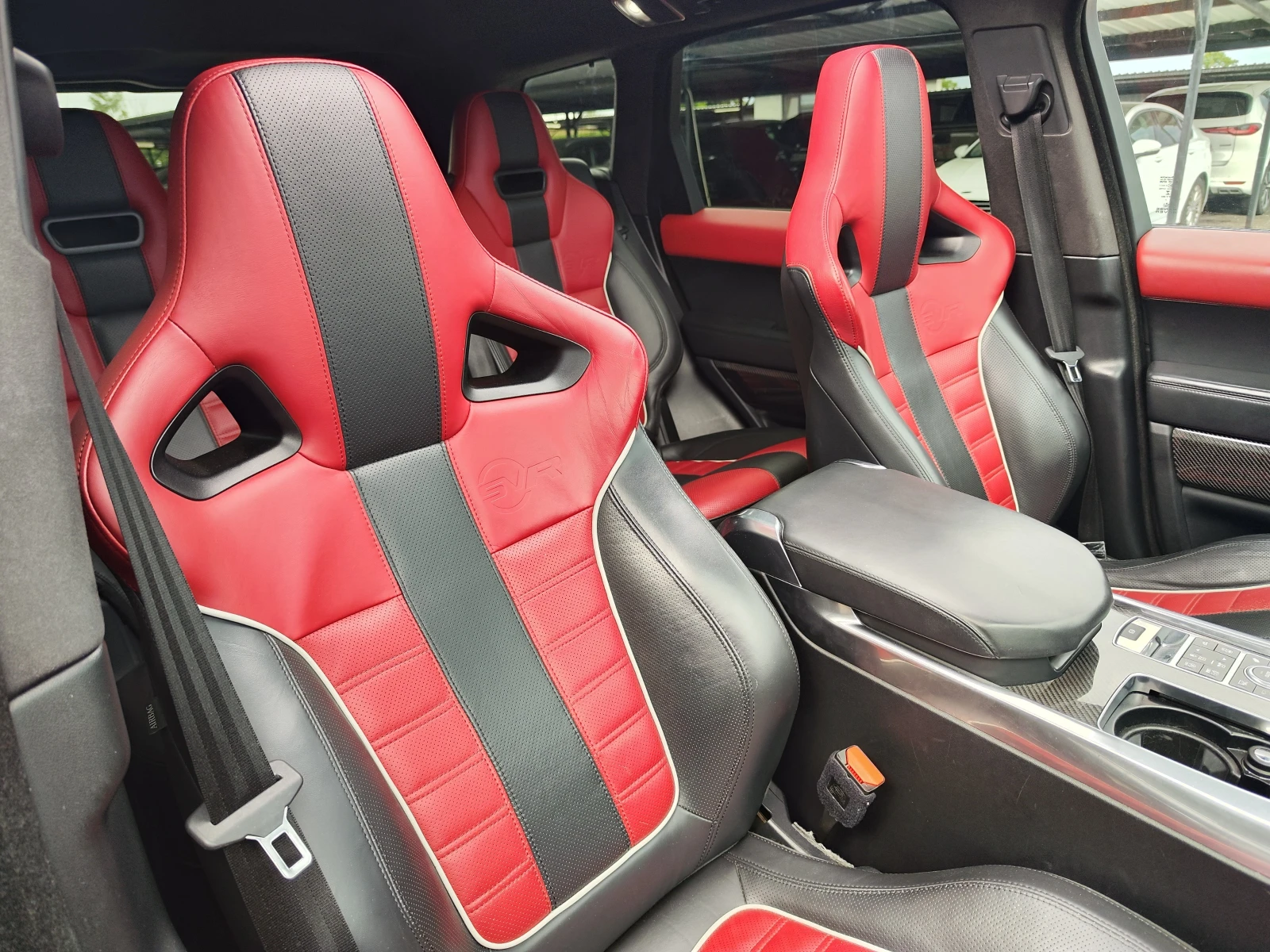 Land Rover Range Rover Sport SVR* CARBON* ALCANTAR* PODGREV* CAMERA* LIZING, снимка 12 - Автомобили и джипове - 54960058