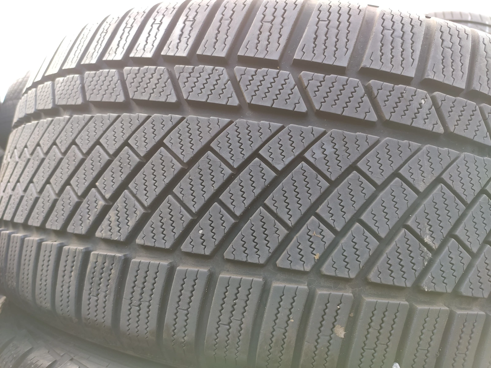 Гуми Зимни 255/40R20, снимка 3 - Гуми и джанти - 54655371