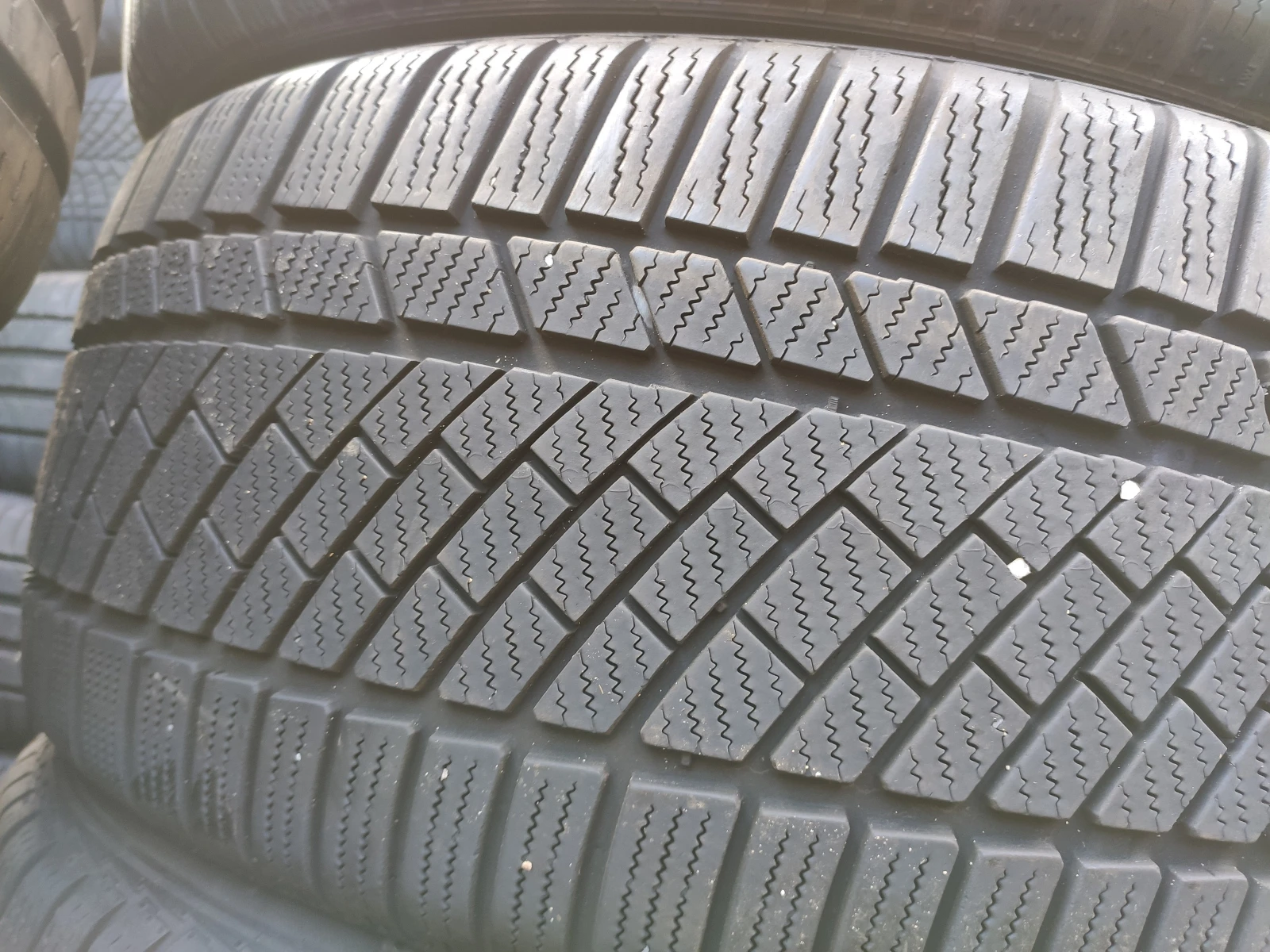 Гуми Зимни 255/40R20, снимка 4 - Гуми и джанти - 54655371