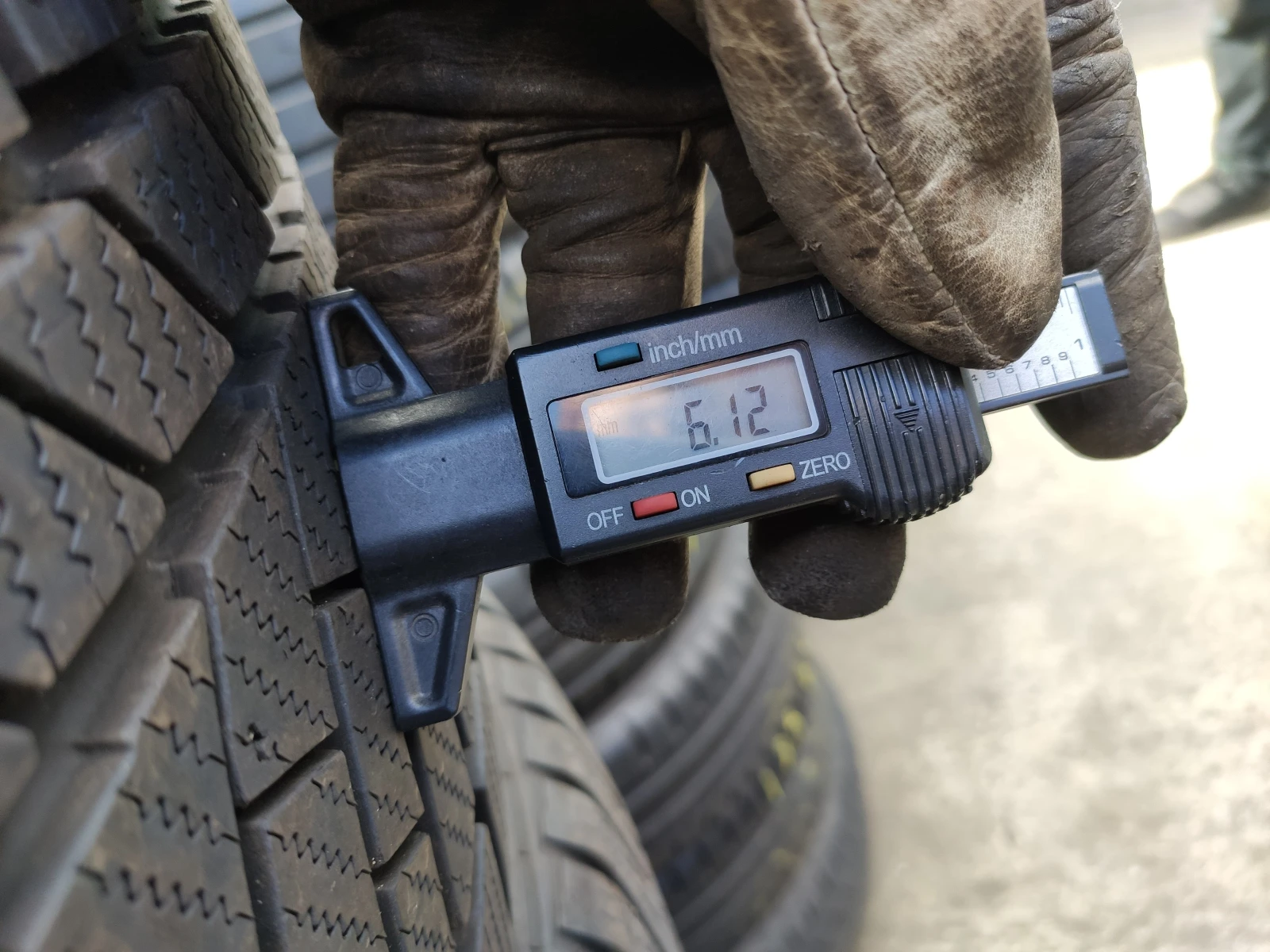 Гуми Зимни 255/40R20, снимка 6 - Гуми и джанти - 54655371