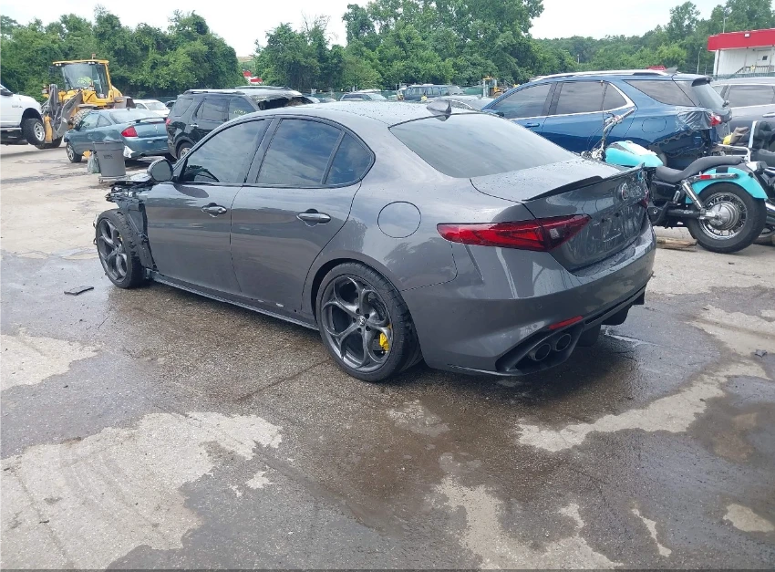 Alfa Romeo Giulia QUADRIFOGLIO RWD - изображение 4