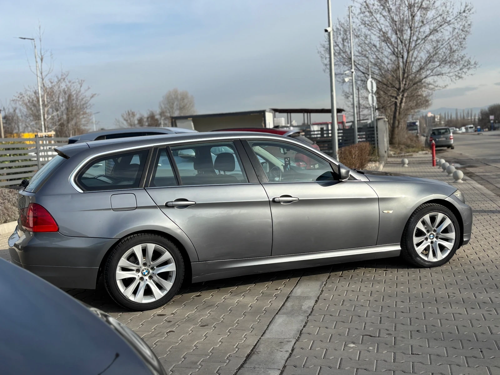 BMW 318 D //Facelift// EDITON, снимка 4 - Автомобили и джипове - 53938890