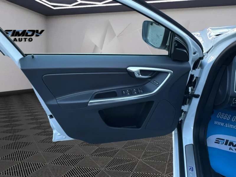 Volvo XC60 3.0T6 R-DESIGN ДИСТРОНИК KEYLESSGO КАМЕРА SWISS, снимка 8 - Автомобили и джипове - 52415247