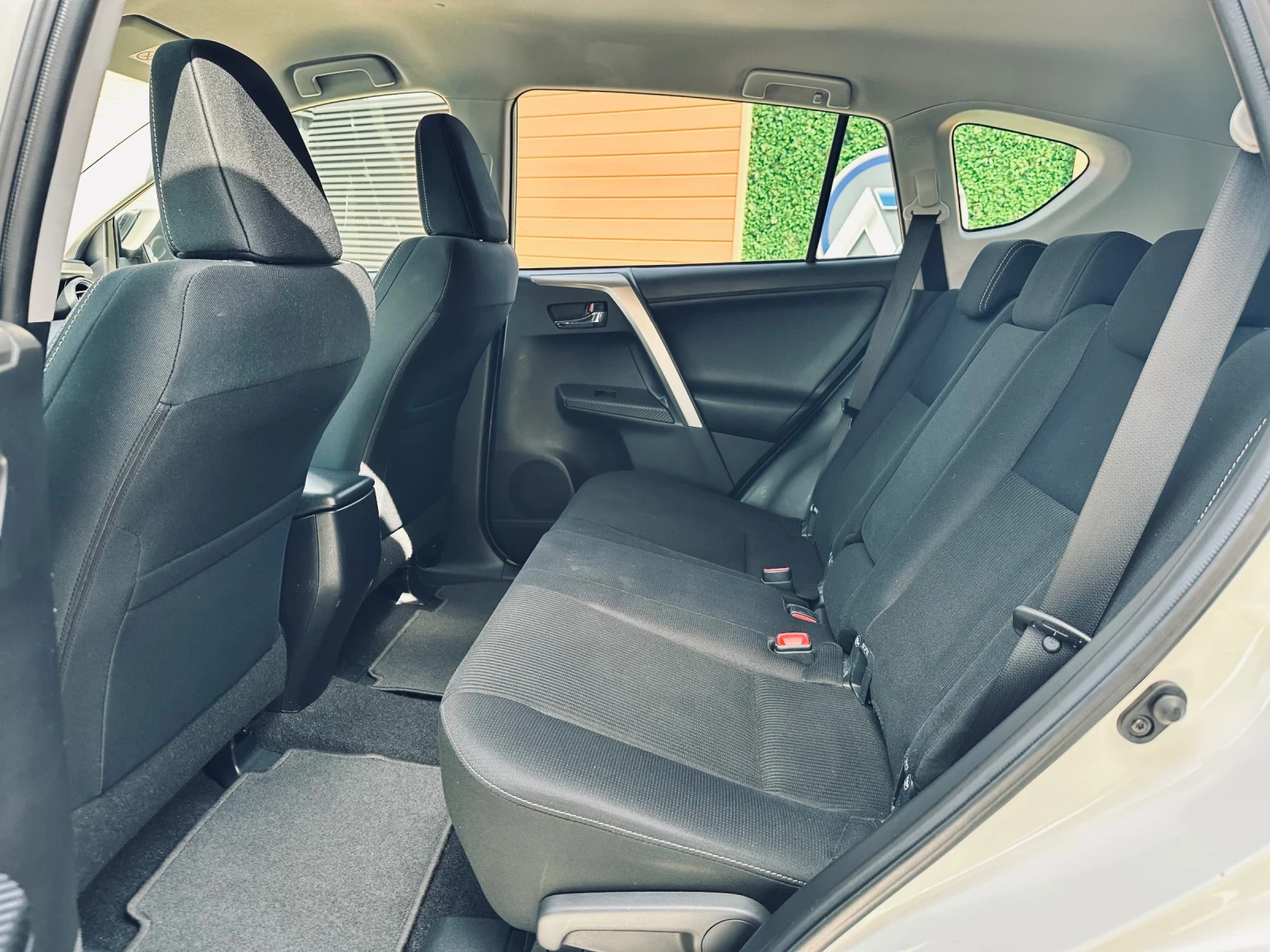 Toyota Rav4 D-4D/White Edition/Keyless/Камера, снимка 13 - Автомобили и джипове - 54653682