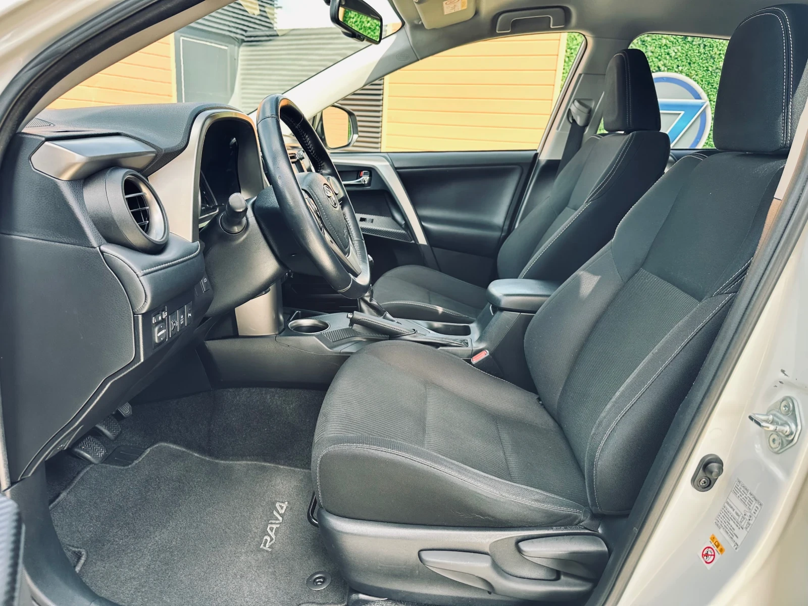 Toyota Rav4 D-4D/White Edition/Keyless/Камера, снимка 10 - Автомобили и джипове - 54653682