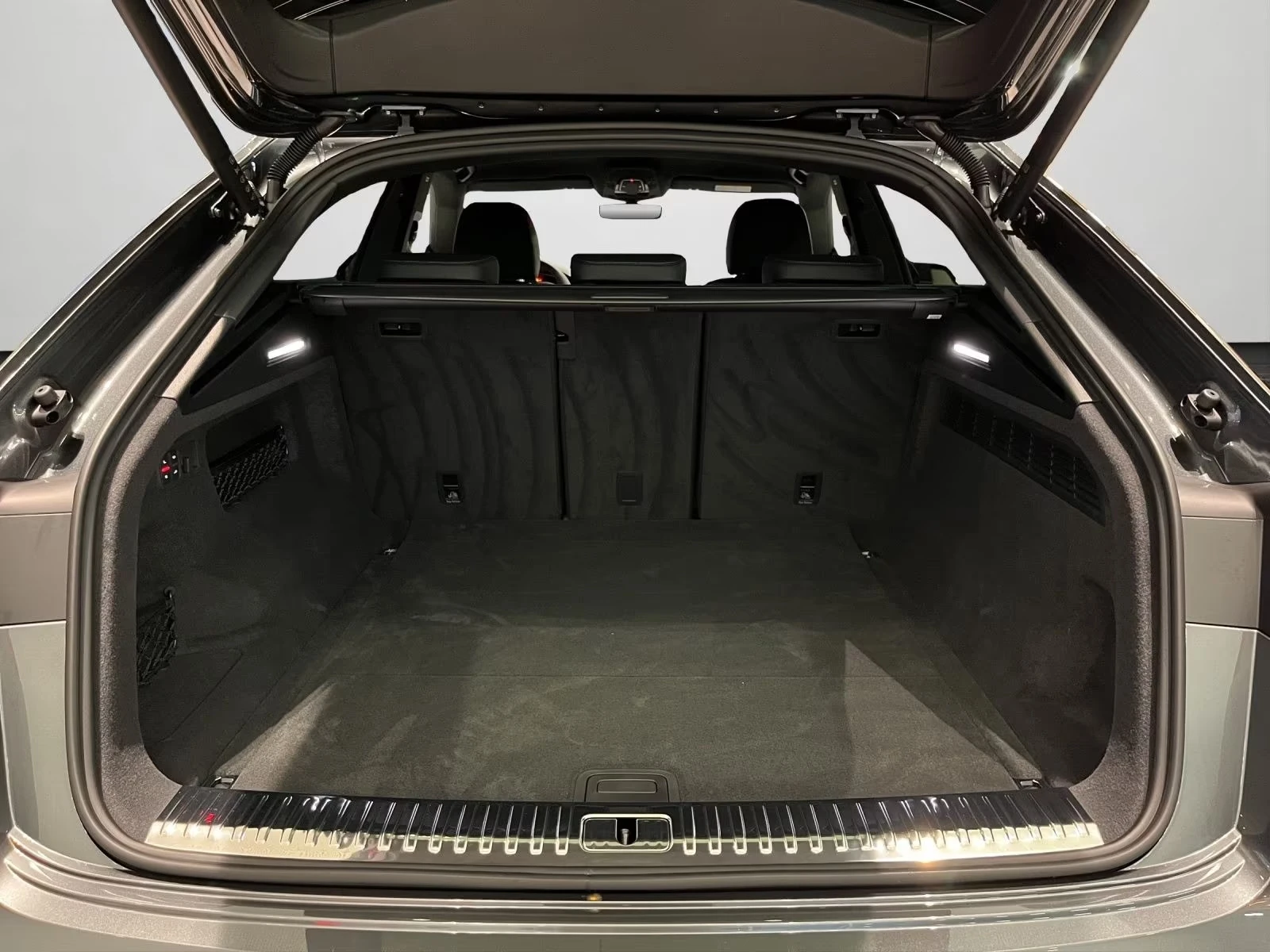 Audi Q8 45 TDI / S-LINE / MATRIX / 360 / B&O / AIR / , снимка 6 - Автомобили и джипове - 55216972