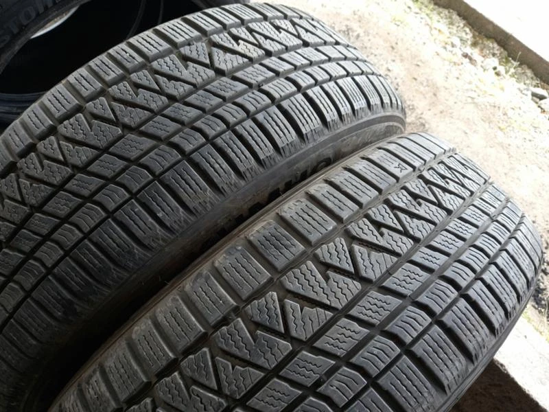 Гуми Зимни 235/65R18, снимка 1 - Гуми и джанти - 32907383