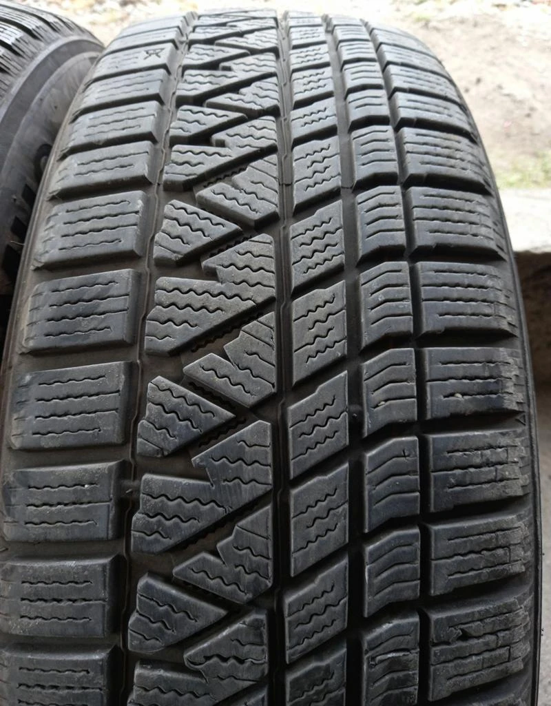 Гуми Зимни 235/65R18, снимка 2 - Гуми и джанти - 32907383