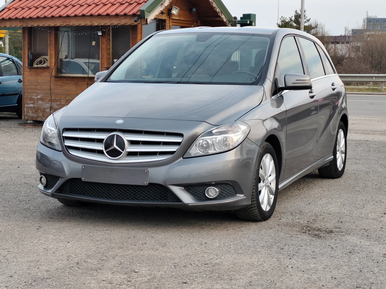 Mercedes-Benz B 180 i + Distronic+ Camera+ Navi+ Евро 6, снимка 2 - Автомобили и джипове - 53879861