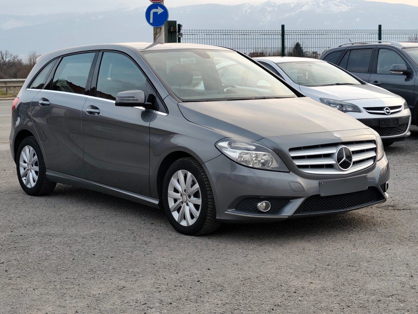 Mercedes-Benz B 180 i + Distronic+ Camera+ Navi+ Евро 6, снимка 4 - Автомобили и джипове - 53879861